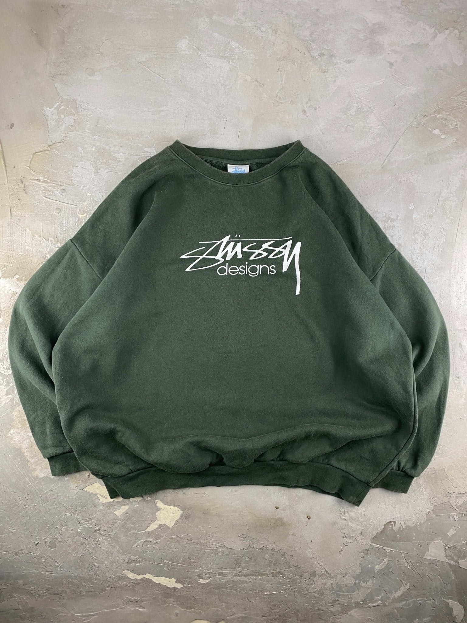 VINTAGE 00s STUSSY SPELLOUT LOGO CREWNECK OLIVE (XL) - XL - grabbers.studio