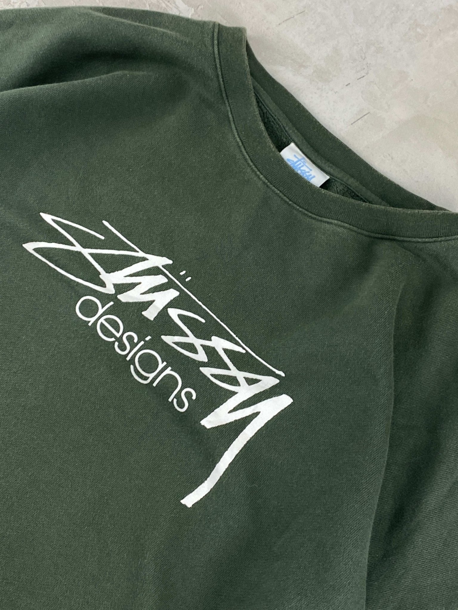 VINTAGE 00s STUSSY SPELLOUT LOGO CREWNECK OLIVE (XL) - XL - grabbers.studio