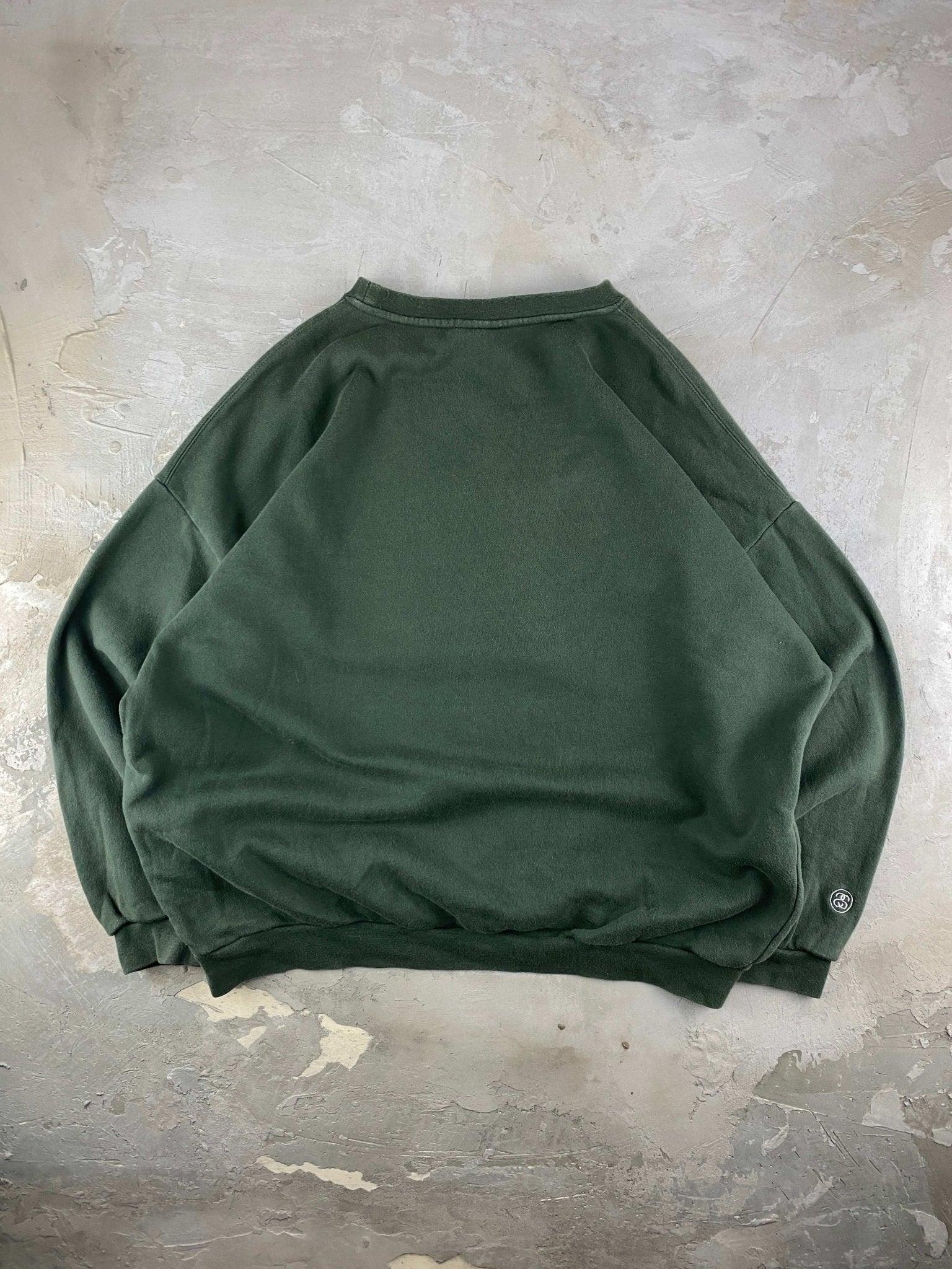 VINTAGE 00s STUSSY SPELLOUT LOGO CREWNECK OLIVE (XL) - XL - grabbers.studio