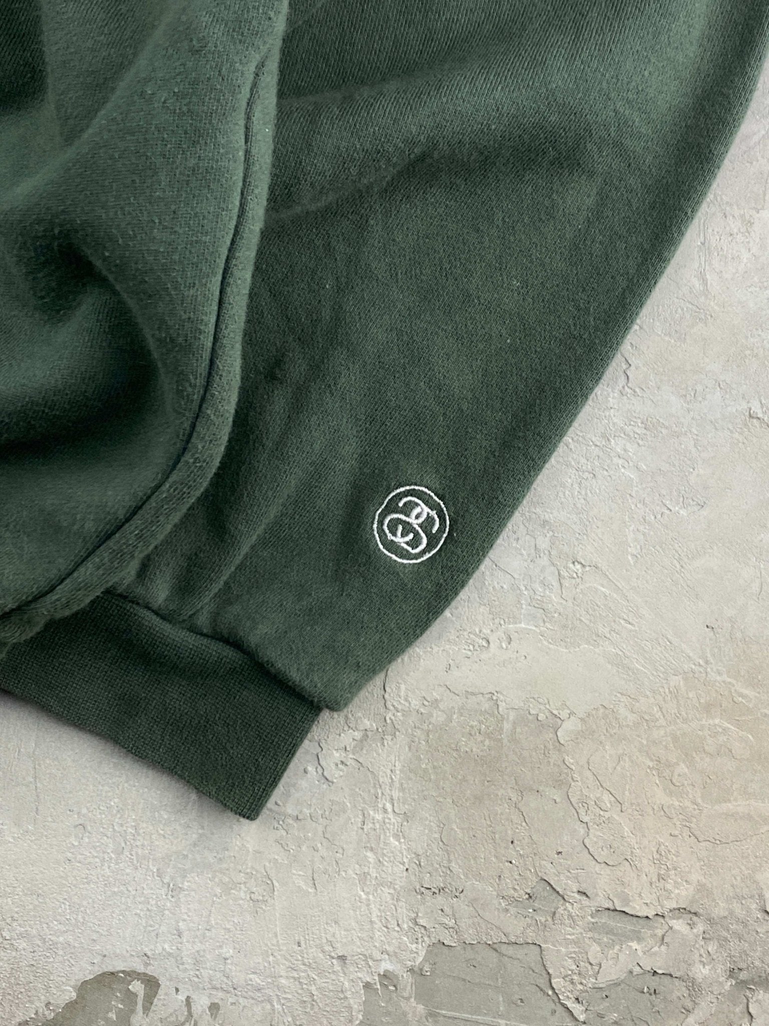 VINTAGE 00s STUSSY SPELLOUT LOGO CREWNECK OLIVE (XL) - XL - grabbers.studio