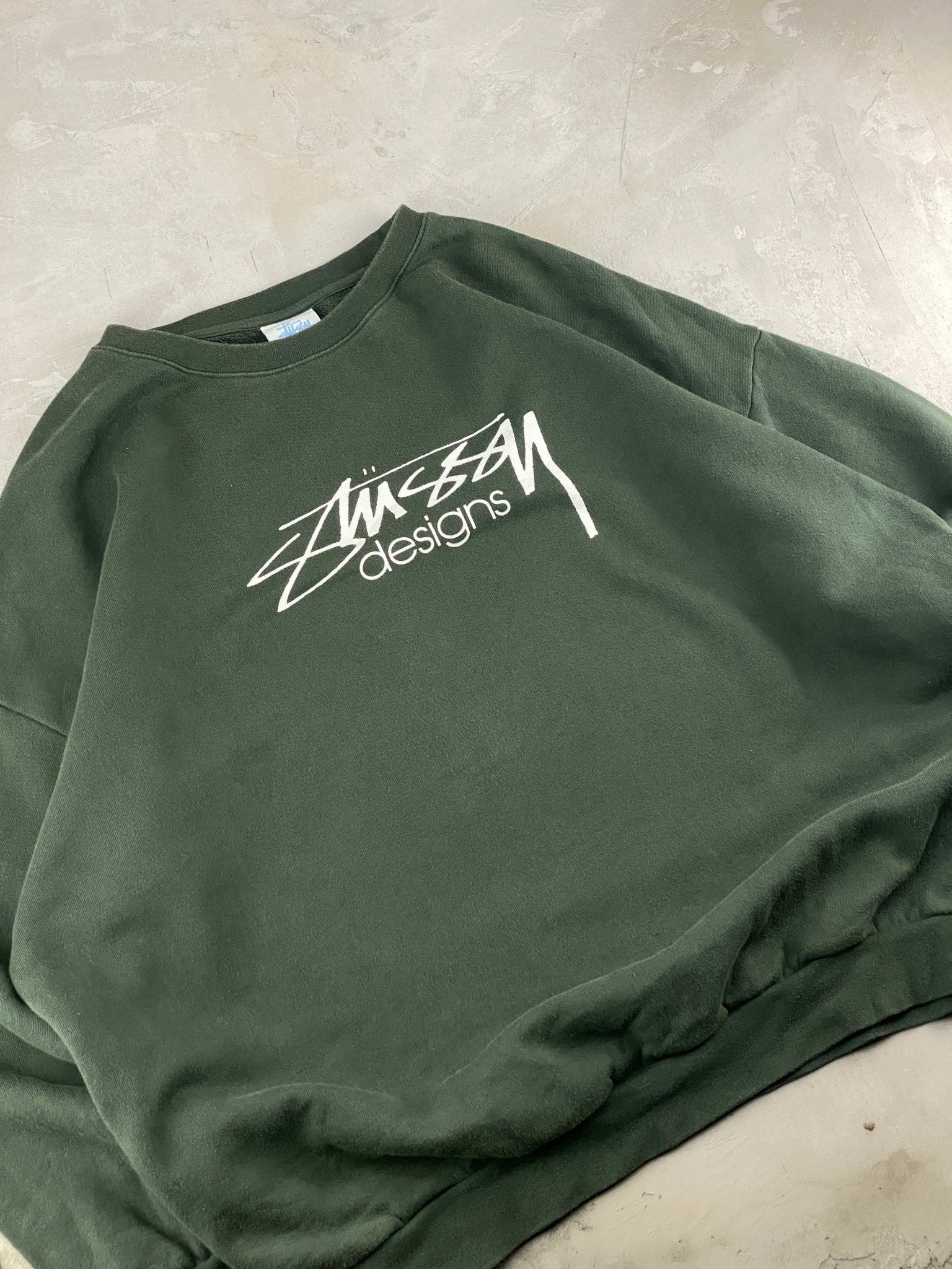 VINTAGE 00s STUSSY SPELLOUT LOGO CREWNECK OLIVE (XL) - XL - grabbers.studio