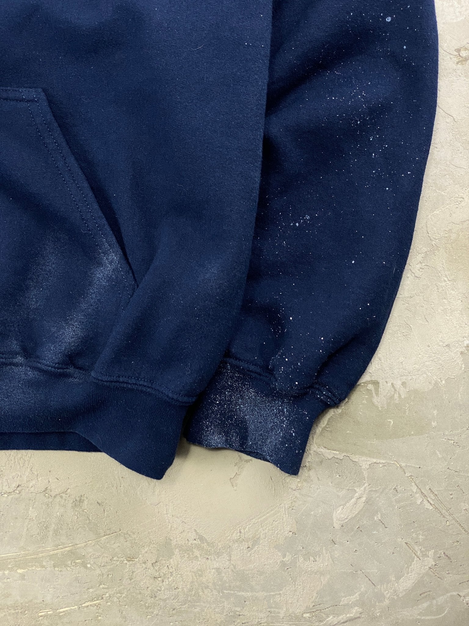 VINTAGE GILDAN COLLEGE STYLE HOODIE BOXY FIT PAINT FADED BLUE NAVY (L) - L - grabbers.studio