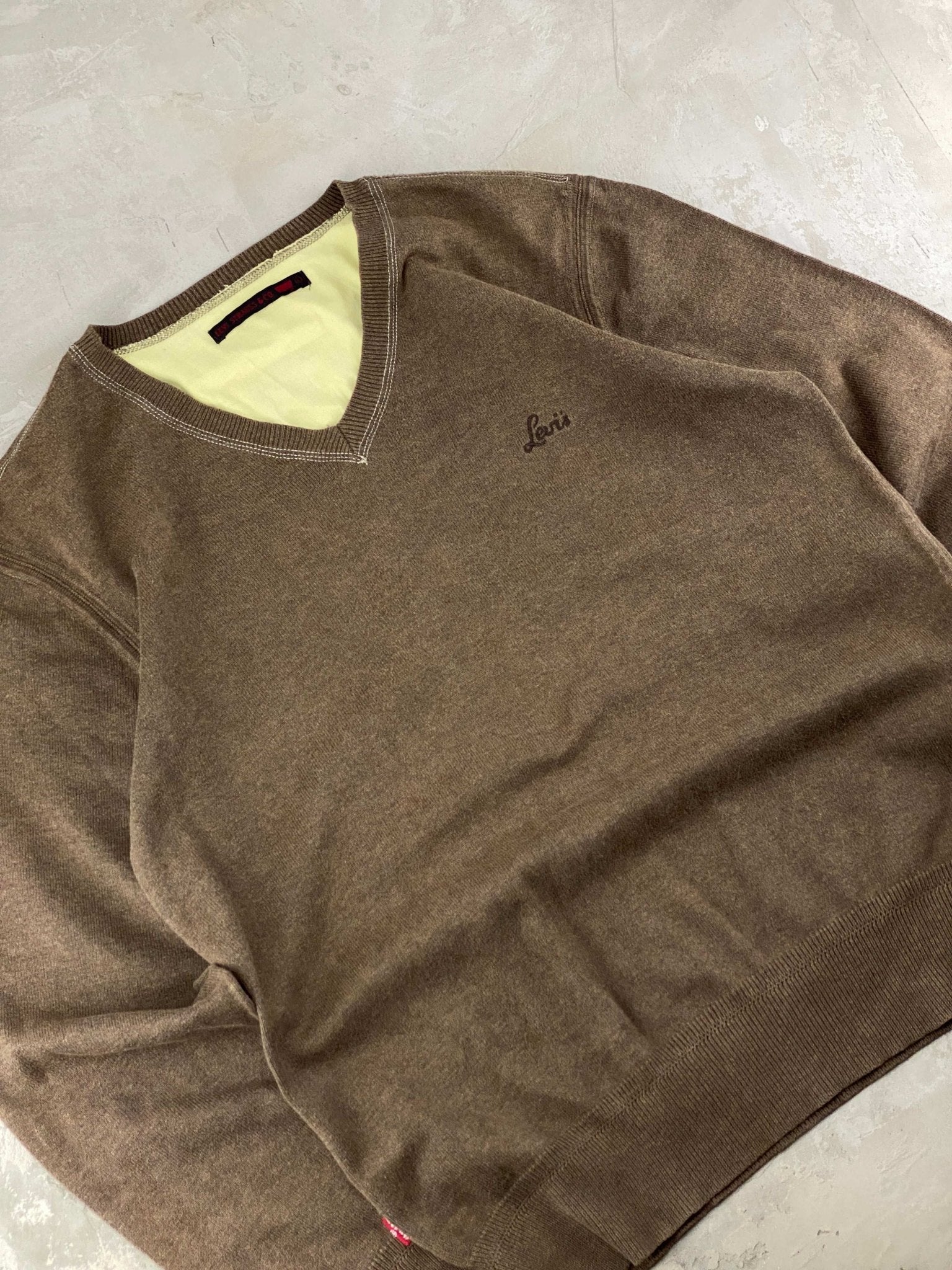 VINTAGE LEVIS VNECK SWEATER BROWN (L) - L - grabbers.studio