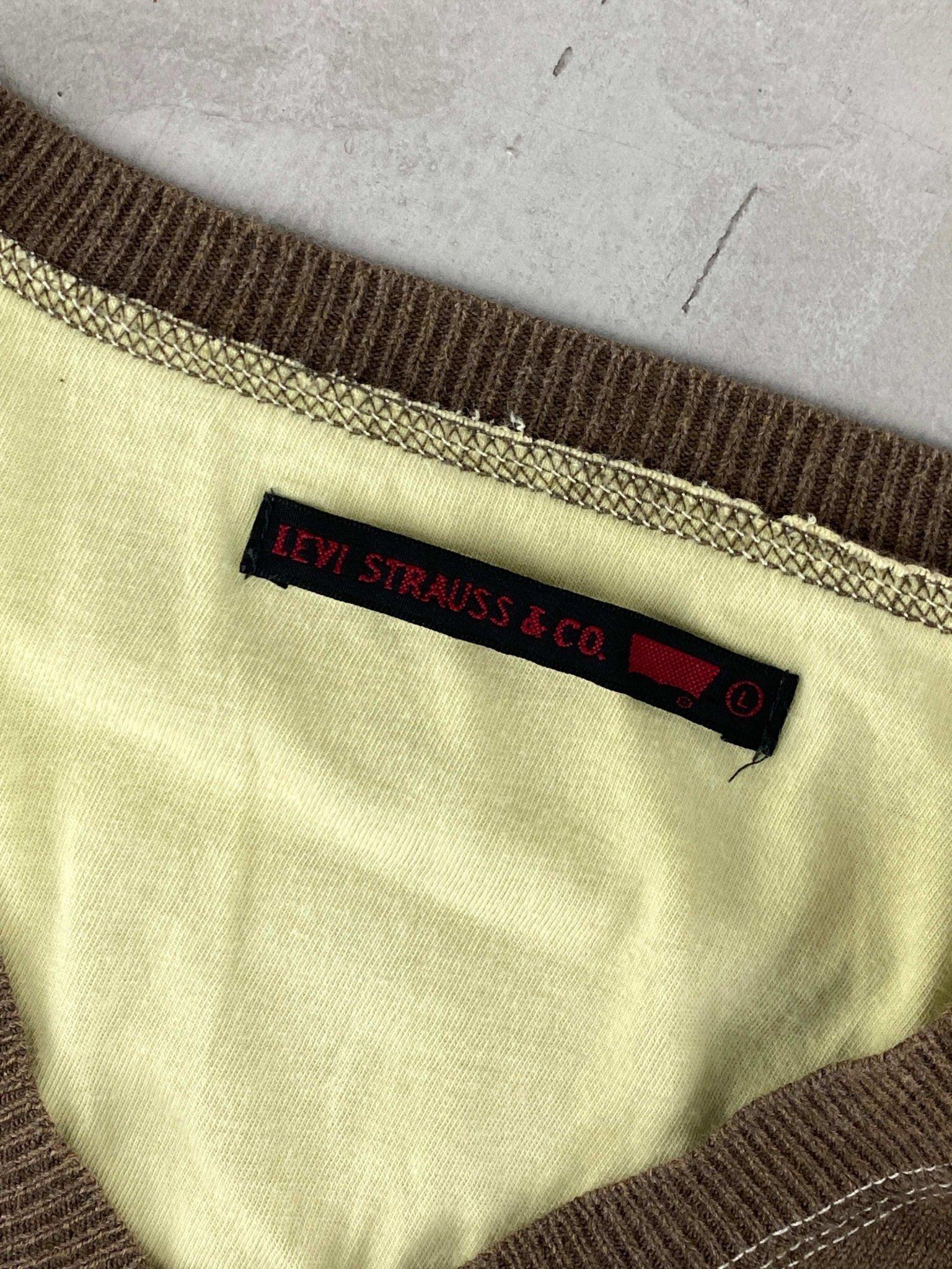 VINTAGE LEVIS VNECK SWEATER BROWN (L) - L - grabbers.studio
