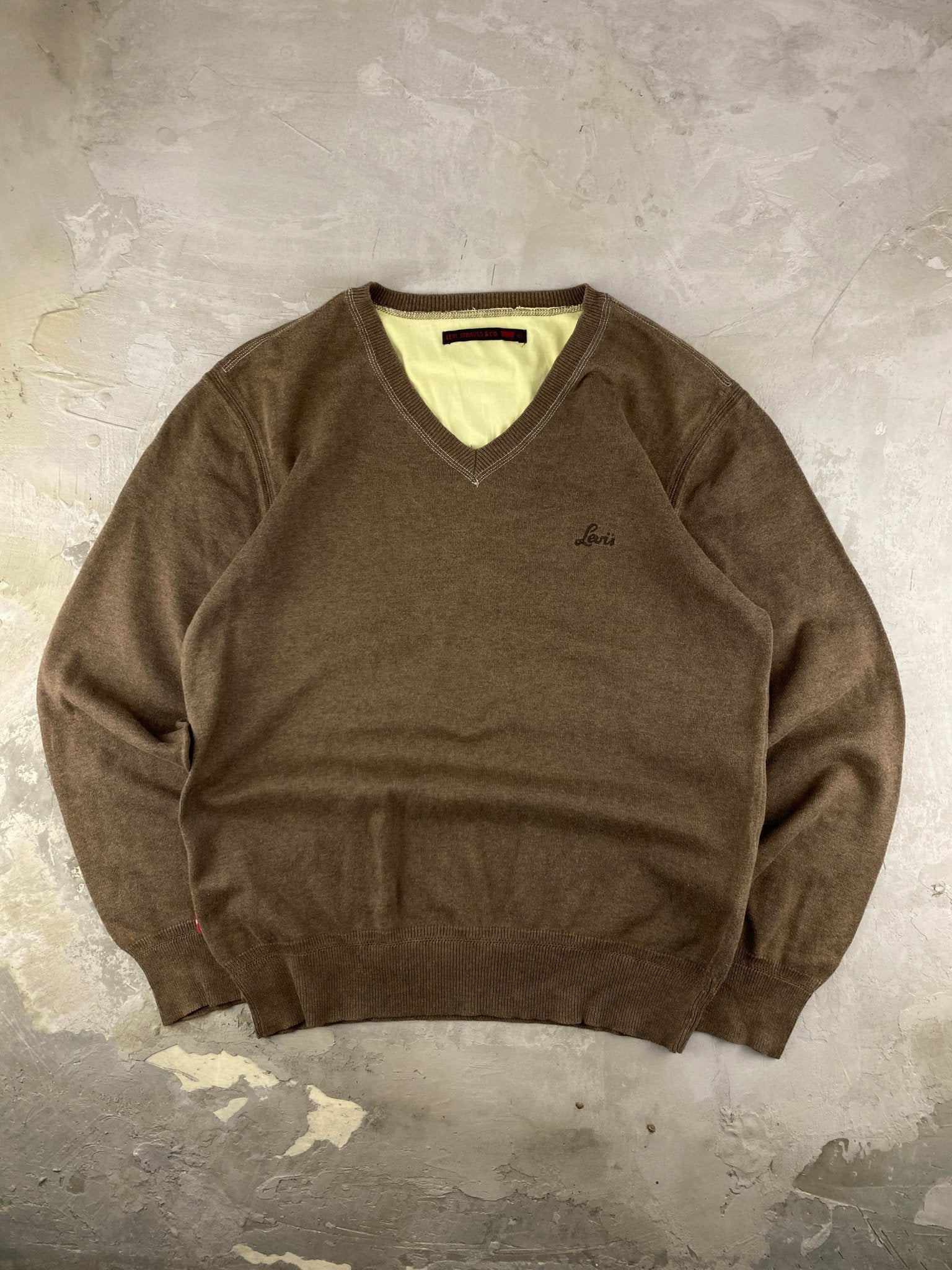 VINTAGE LEVIS VNECK SWEATER BROWN (L) - L - grabbers.studio