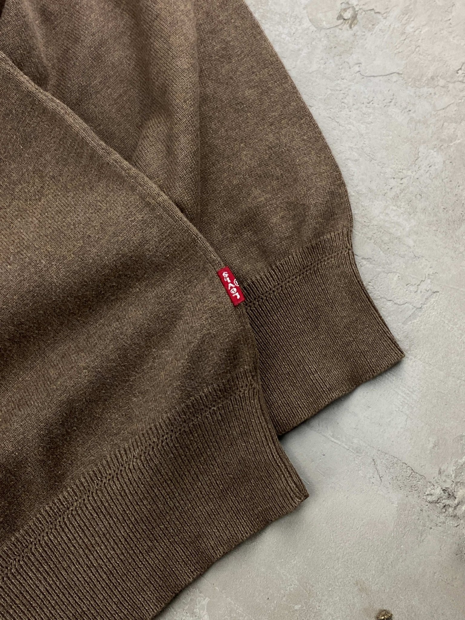 VINTAGE LEVIS VNECK SWEATER BROWN (L) - L - grabbers.studio